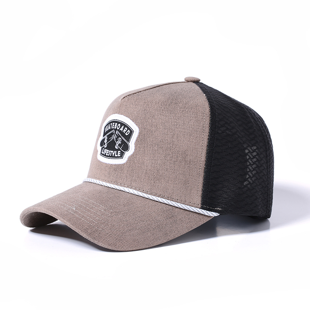 Leichte Trucker-M&uuml;tze mit 5 Panels und individuell gesticktem Logo 