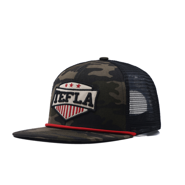 6-Panel-Trucker-M&uuml;tze im Tarnmuster mit gro&szlig;em Sticklogo und Markendesign und flacher Krempe 